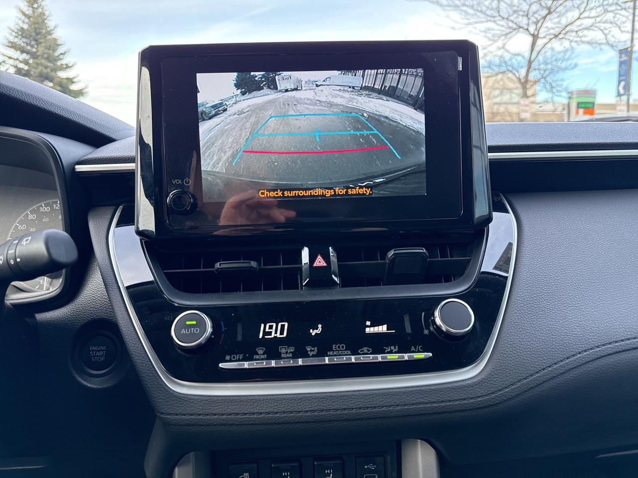 2024 Toyota Corolla Cross LE AWD Photo