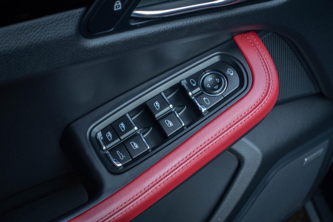 2022 Porsche Macan S   CarFax Clean Photo