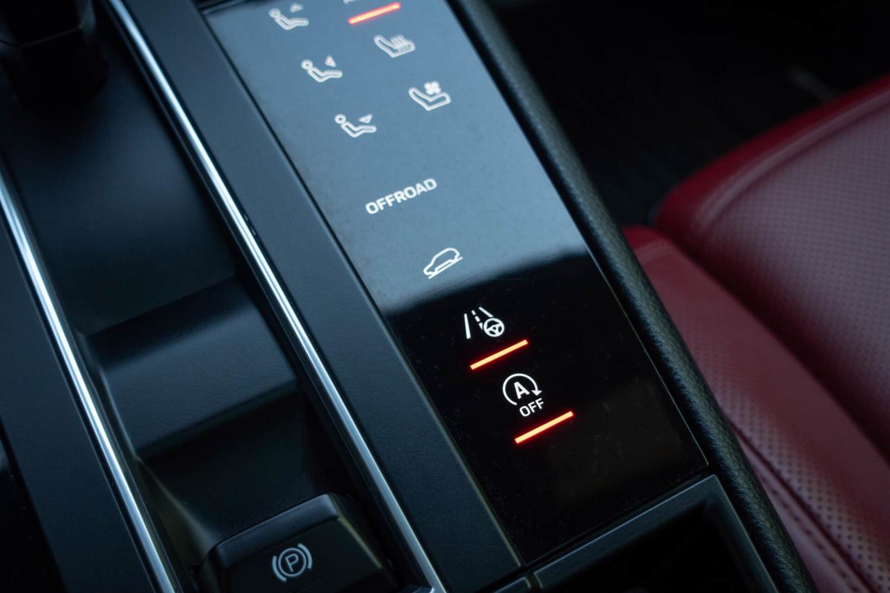 2022 Porsche Macan S   CarFax Clean Photo