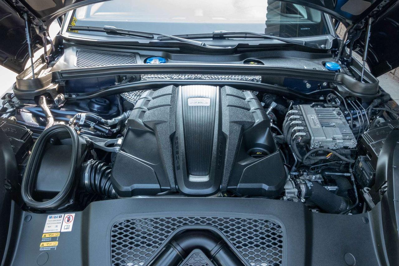 2022 Porsche Macan S   CarFax Clean Photo