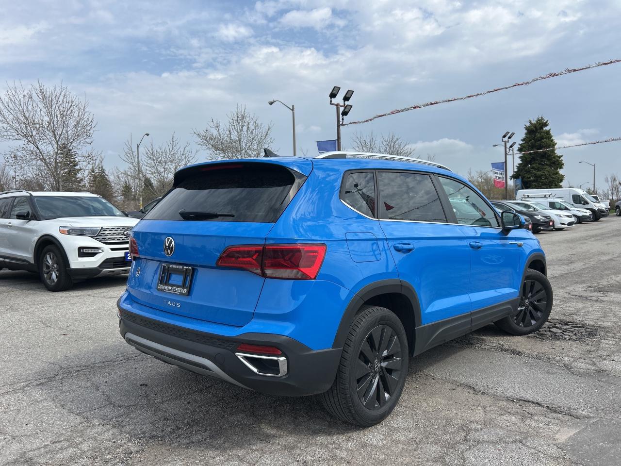 2024 Volkswagen Taos Comfortline w/Sunroof, Leather, Adaptive Cruise Photo