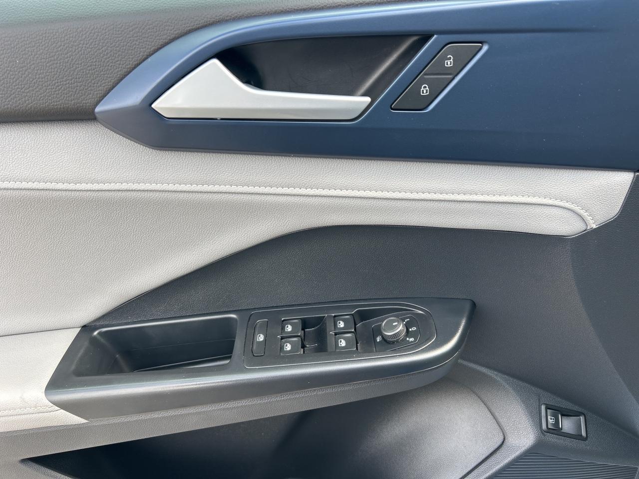 2024 Volkswagen Taos Comfortline w/Sunroof, Leather, Adaptive Cruise Photo