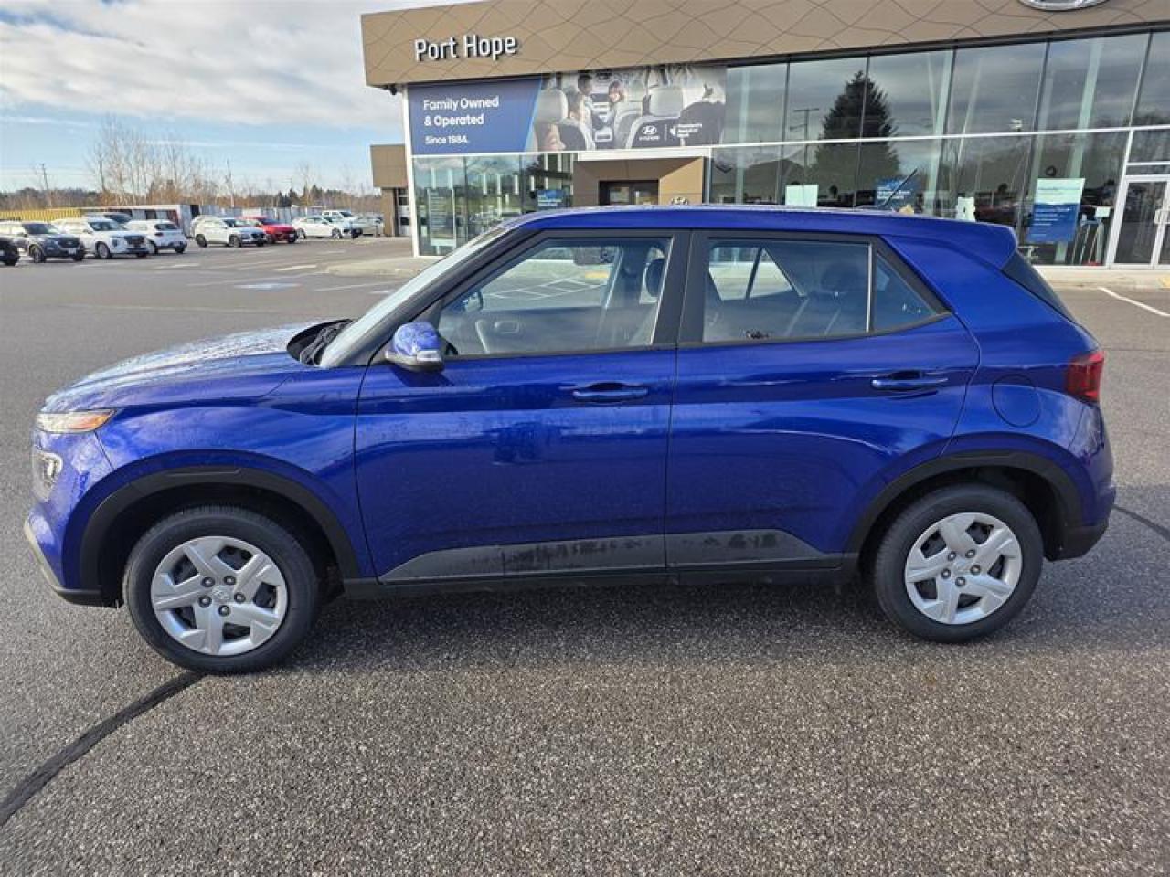 2023 Hyundai Venue FWD Essential (Two-Tone) Photo