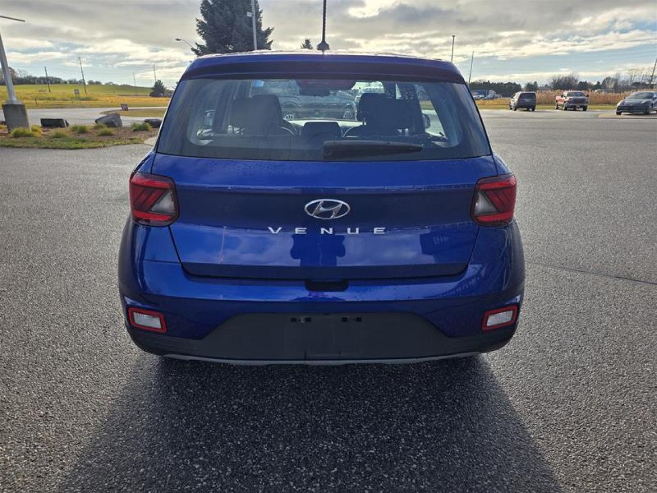 2023 Hyundai Venue FWD Essential (Two-Tone) Photo4