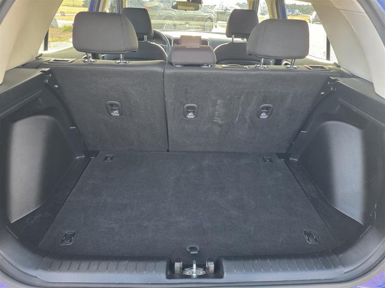 2023 Hyundai Venue FWD Essential (Two-Tone) Photo