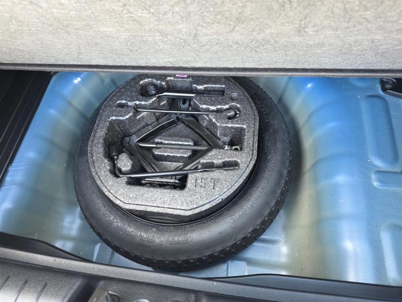 2023 Hyundai Venue FWD Essential (Two-Tone) Photo