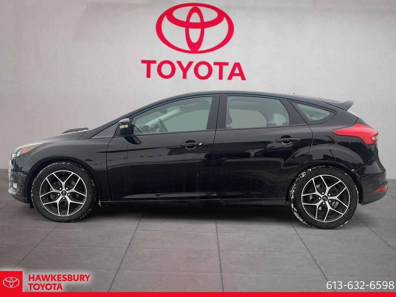 2017 Ford Focus SEL alloy wheels, a power moonroof, a rear-view ca Photo4