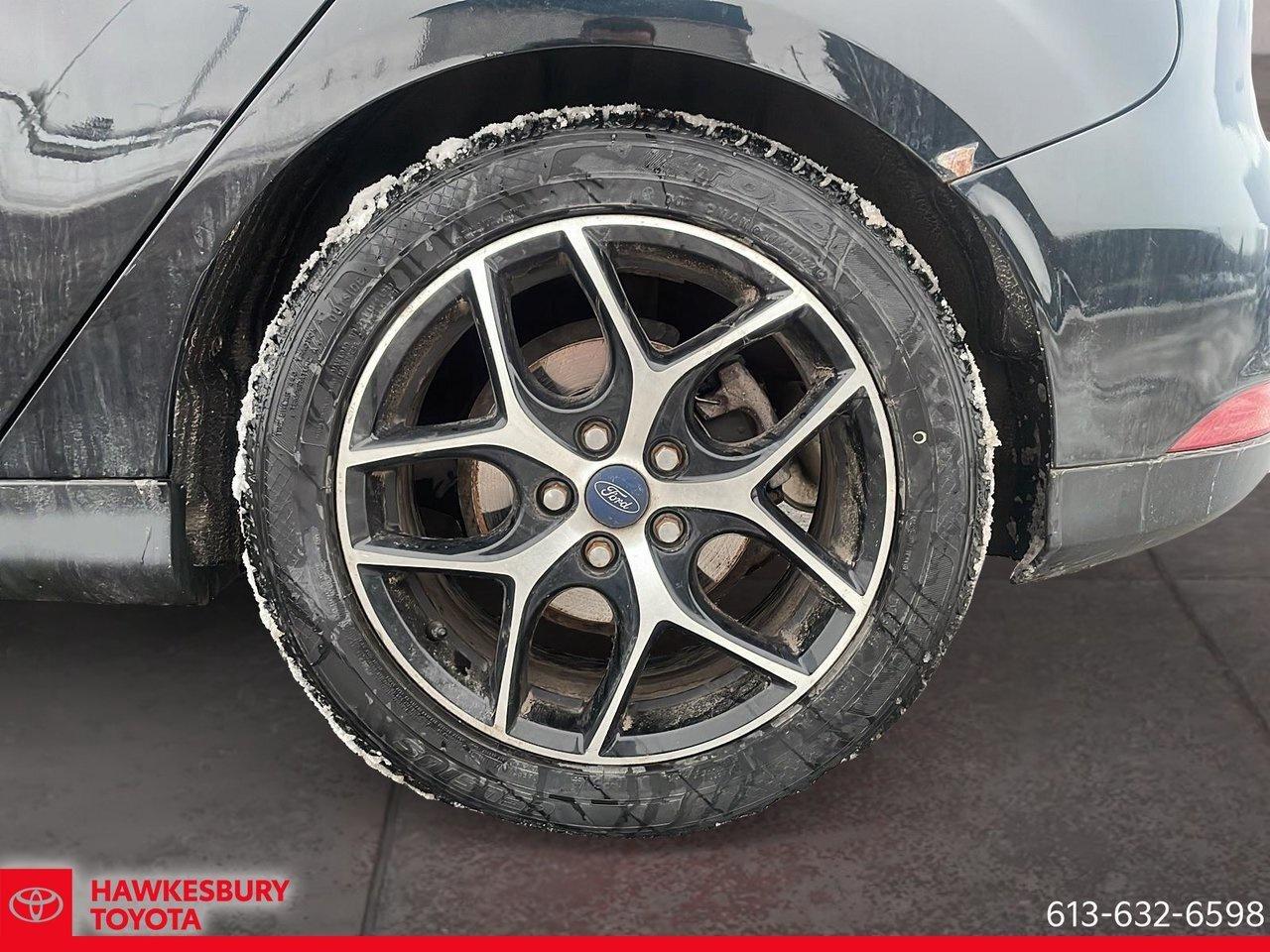 2017 Ford Focus SEL alloy wheels, a power moonroof, a rear-view ca Photo