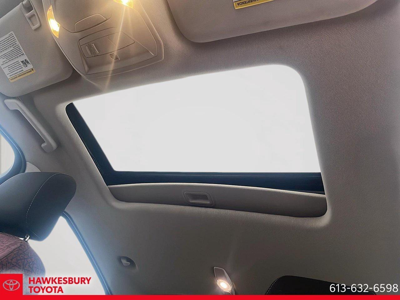 2017 Ford Focus SEL alloy wheels, a power moonroof, a rear-view ca Photo