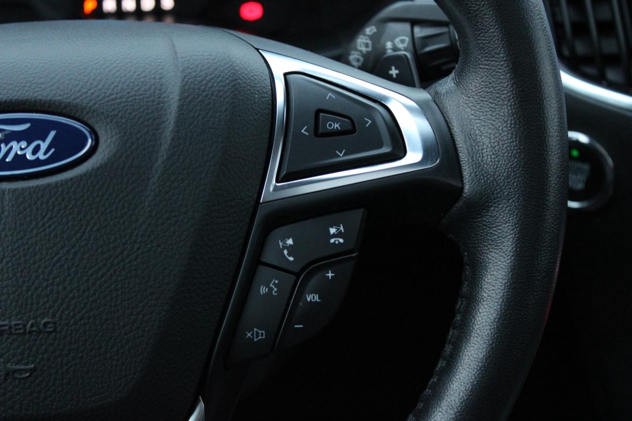 2020 Ford Edge Titanium AWD   No Accident   One Owner   $72/Weekl Photo