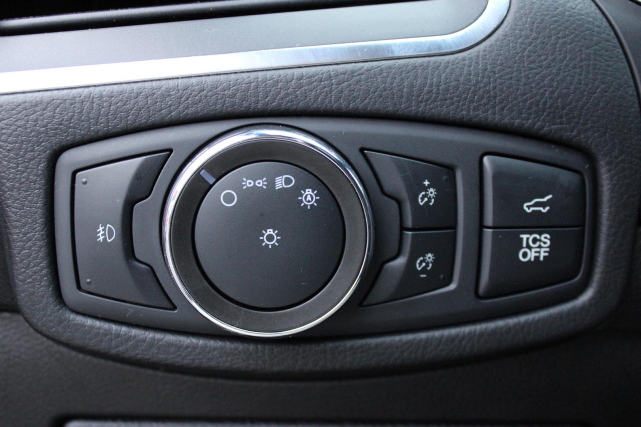 2020 Ford Edge Titanium AWD   No Accident   One Owner   $72/Weekl Photo