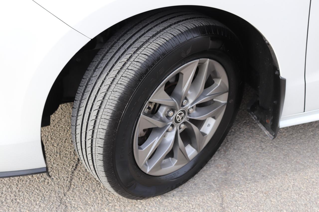 2024 Toyota Sienna XLE HYBRID 8 PASSENGER NO ACCIDENTS TAN LEATHER Photo