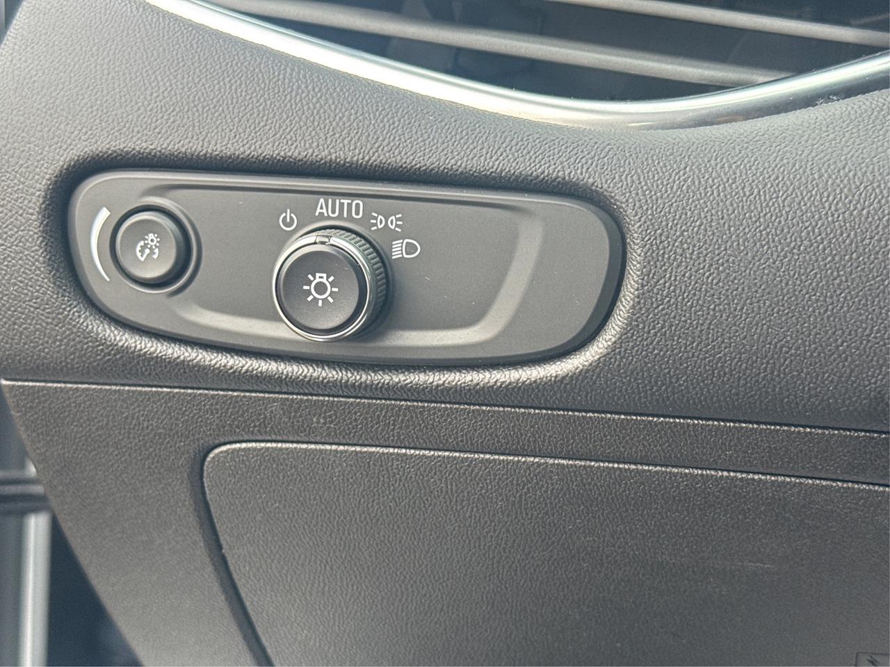 2021 Chevrolet Malibu HEATED SEATS REAR CAM MINT! WE FINANCE ALL CREDIT! Photo