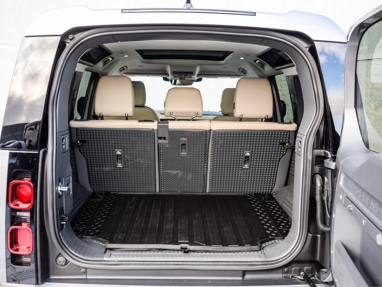 2024 Land Rover Defender /S/1 OWNER/DLR LOW KMS/DLR SERVICE HISTORY Photo