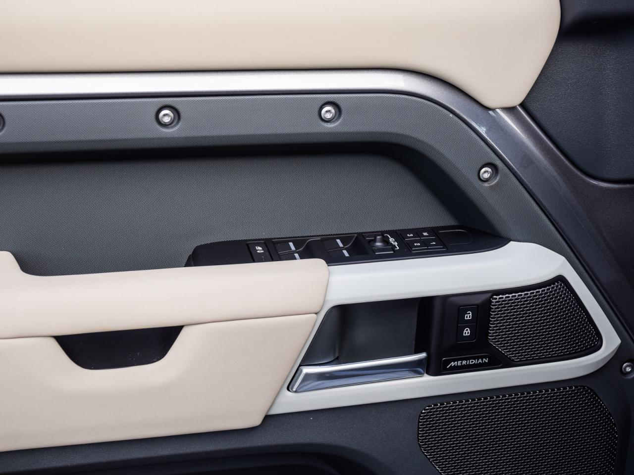 2024 Land Rover Defender /S/1 OWNER/DLR LOW KMS/DLR SERVICE HISTORY Photo