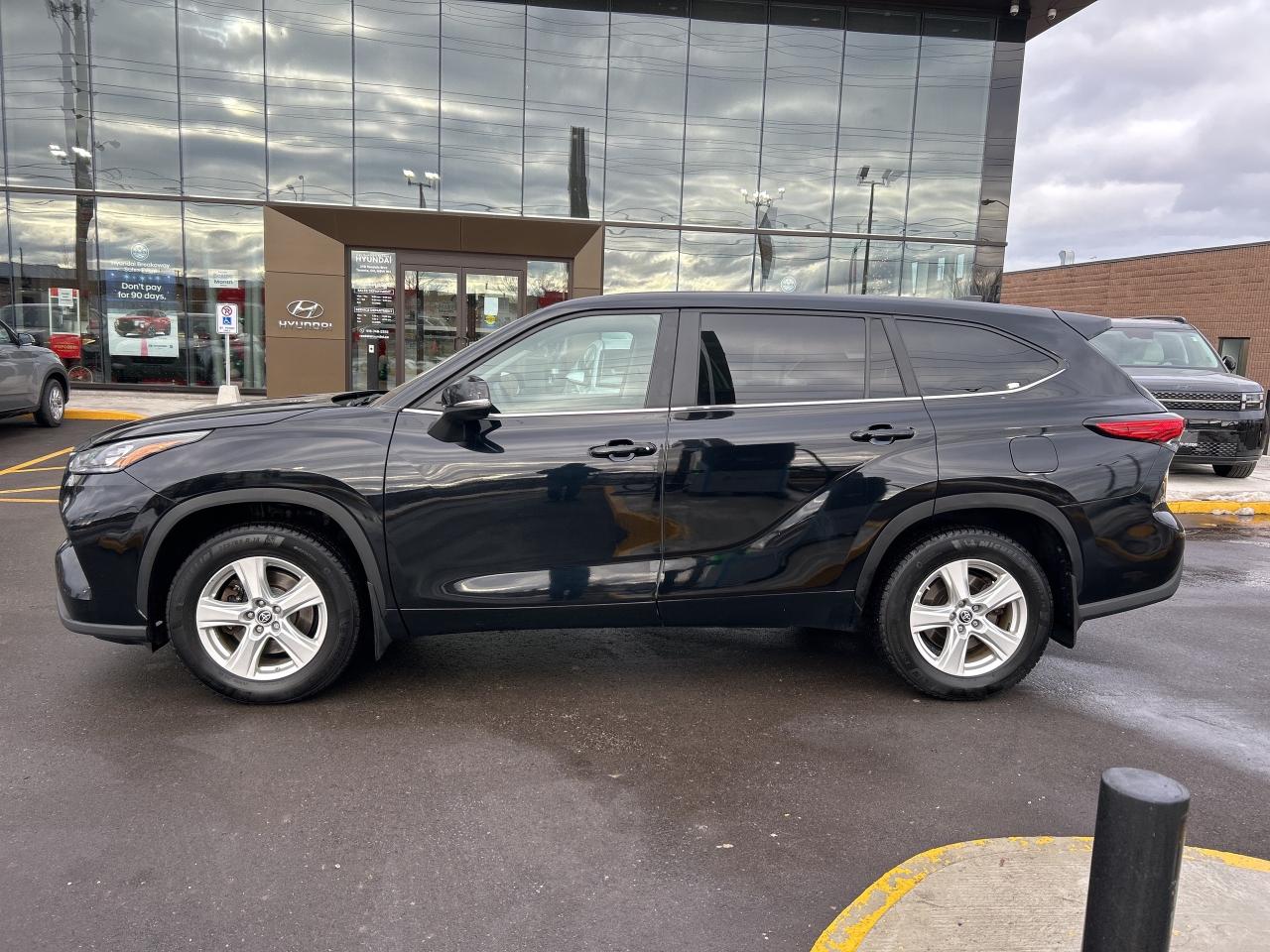 2023 Toyota Highlander XLE AWD   CLEAN CARFAX Photo