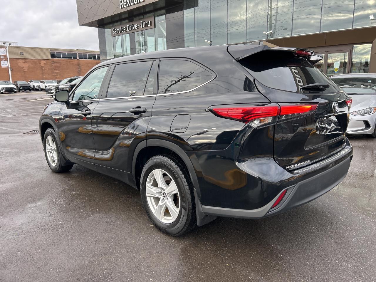 2023 Toyota Highlander XLE AWD   CLEAN CARFAX Photo2