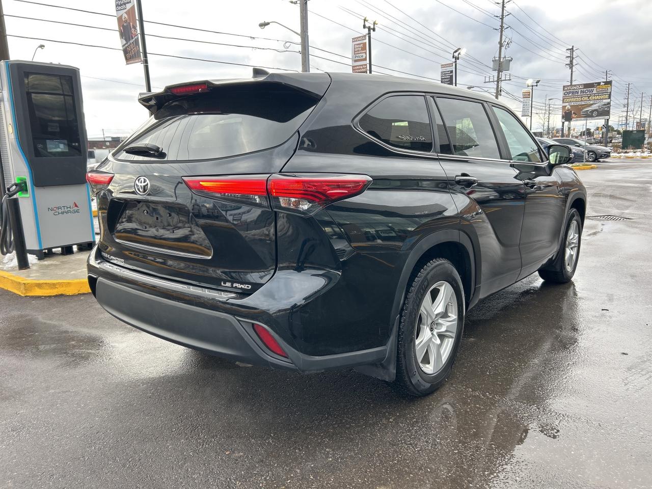2023 Toyota Highlander XLE AWD   CLEAN CARFAX Photo