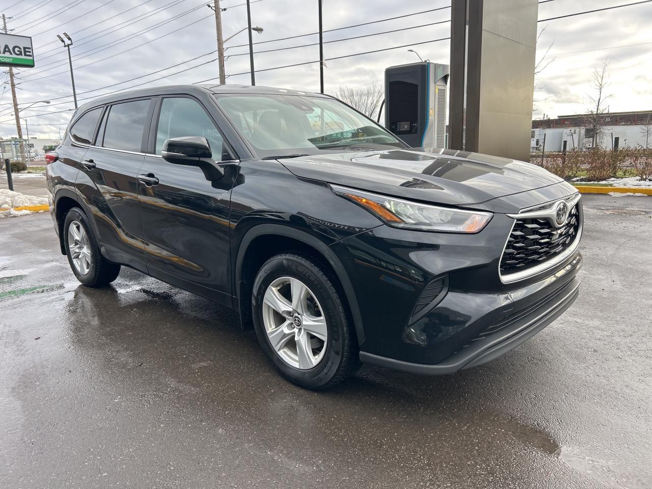 2023 Toyota Highlander XLE AWD   CLEAN CARFAX Photo