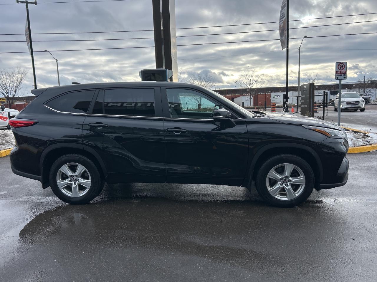 2023 Toyota Highlander XLE AWD   CLEAN CARFAX Photo