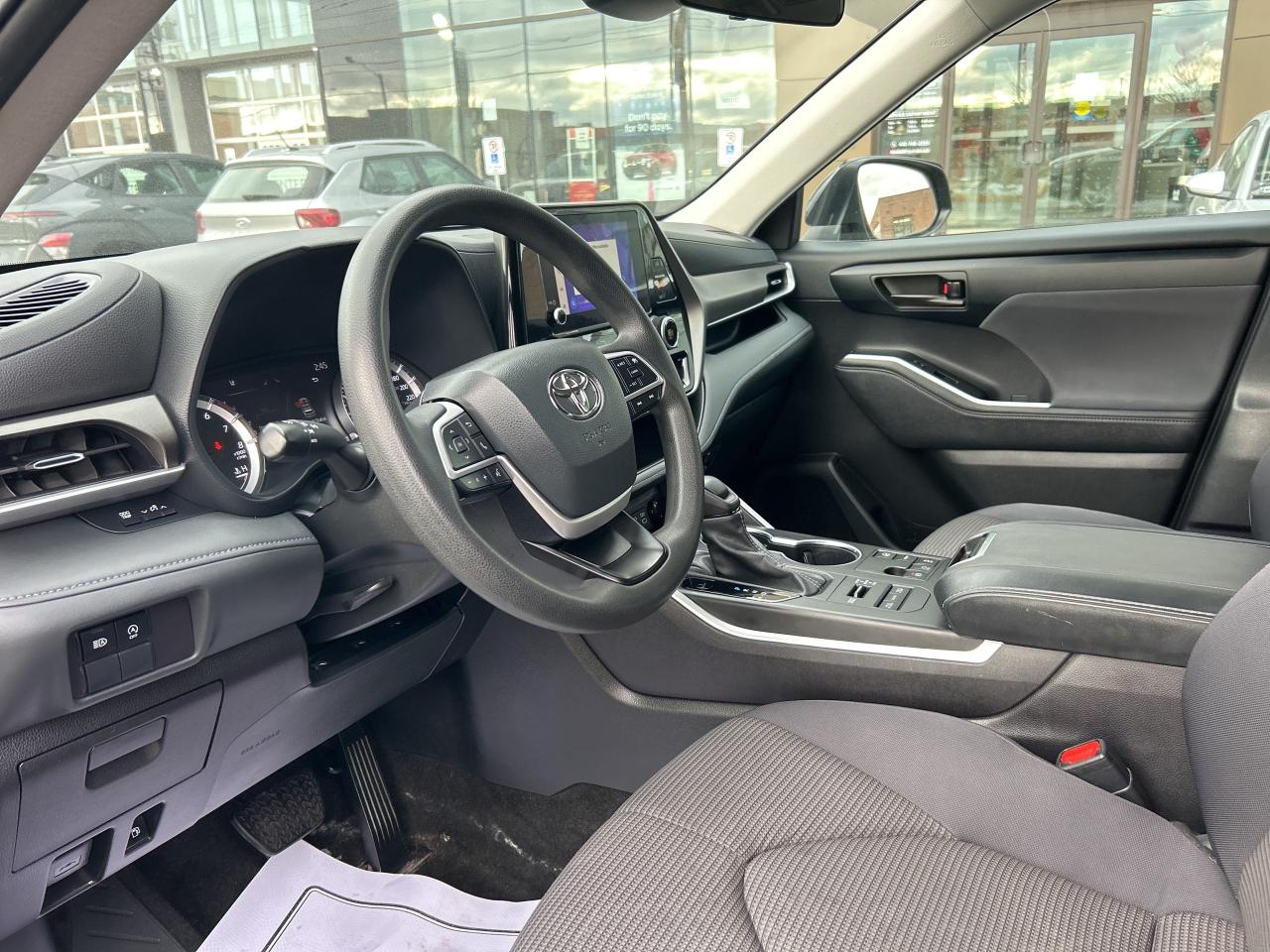 2023 Toyota Highlander XLE AWD   CLEAN CARFAX Photo