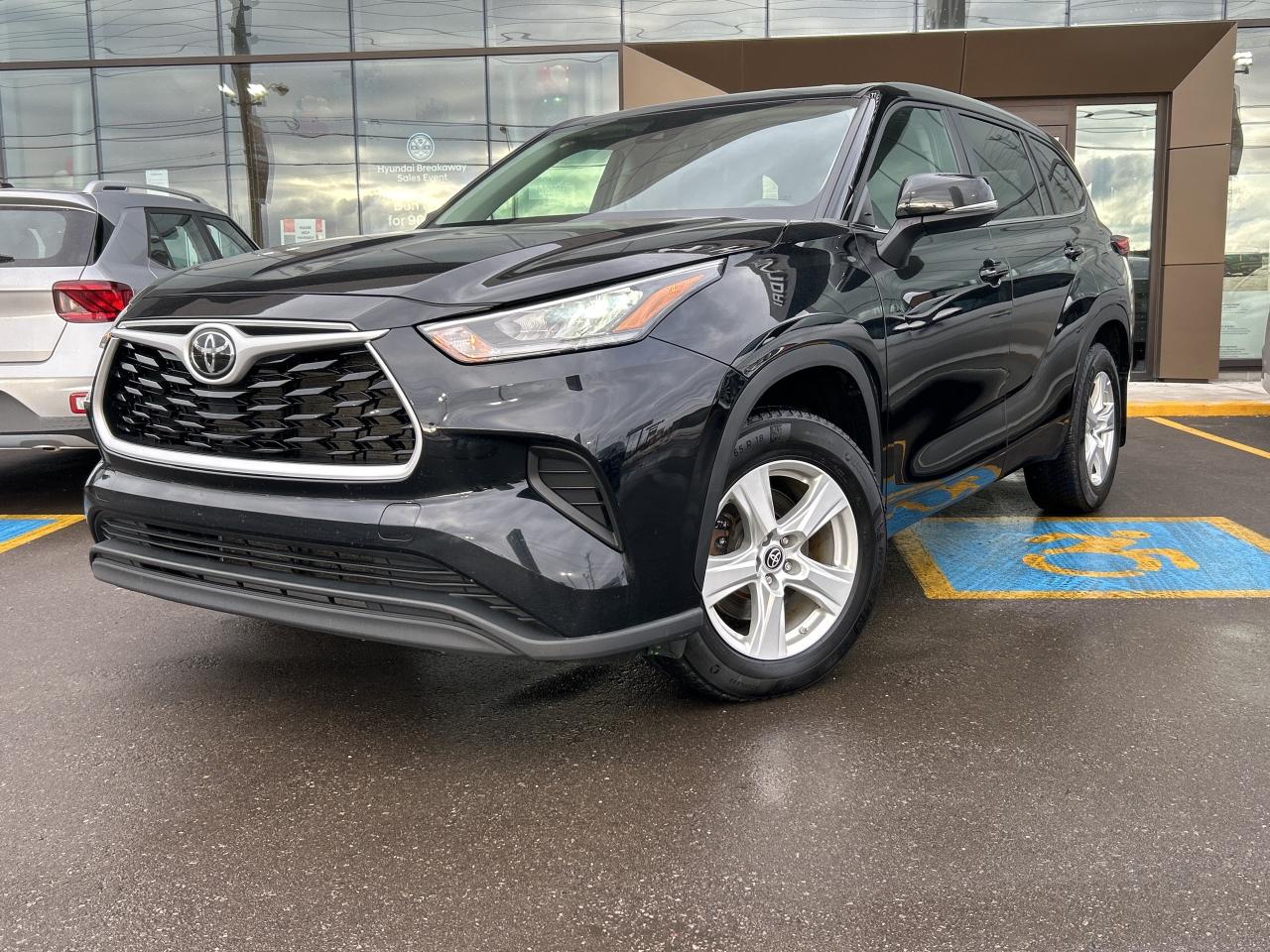 2023 Toyota Highlander XLE AWD   CLEAN CARFAX Photo