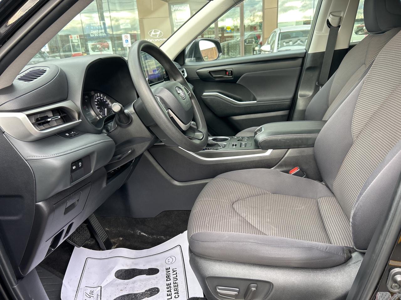 2023 Toyota Highlander XLE AWD   CLEAN CARFAX Photo