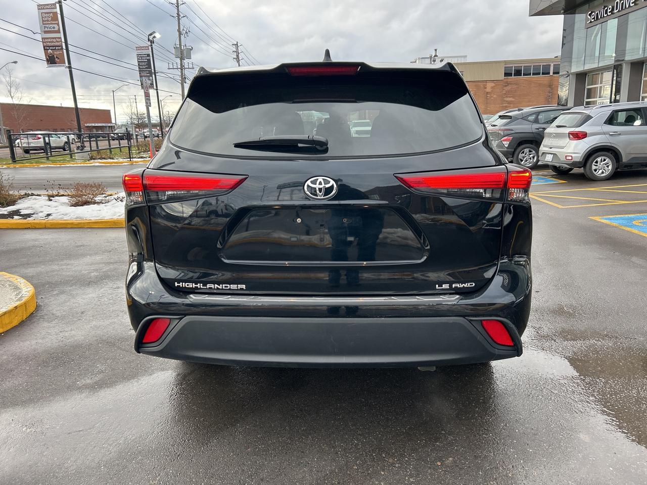 2023 Toyota Highlander XLE AWD   CLEAN CARFAX Photo3