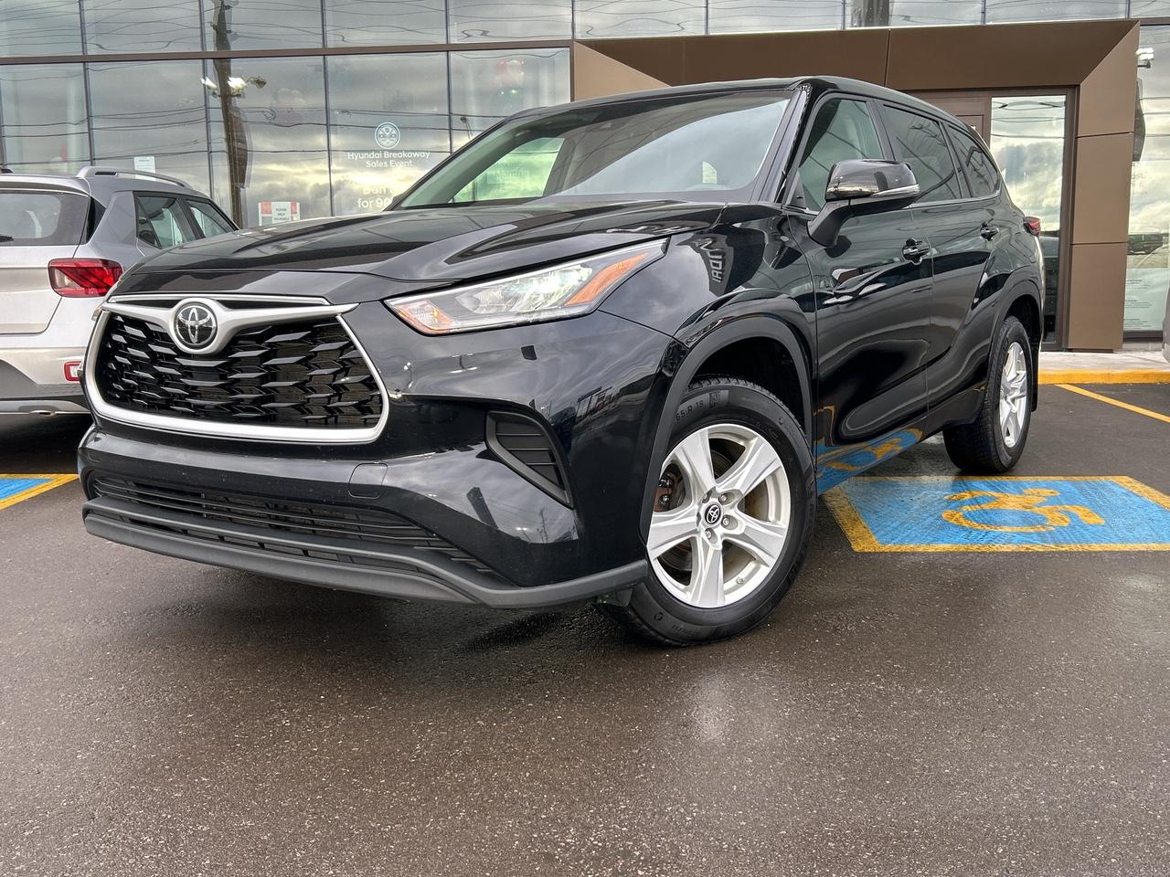 2023 Toyota Highlander XLE AWD   CLEAN CARFAX Photo
