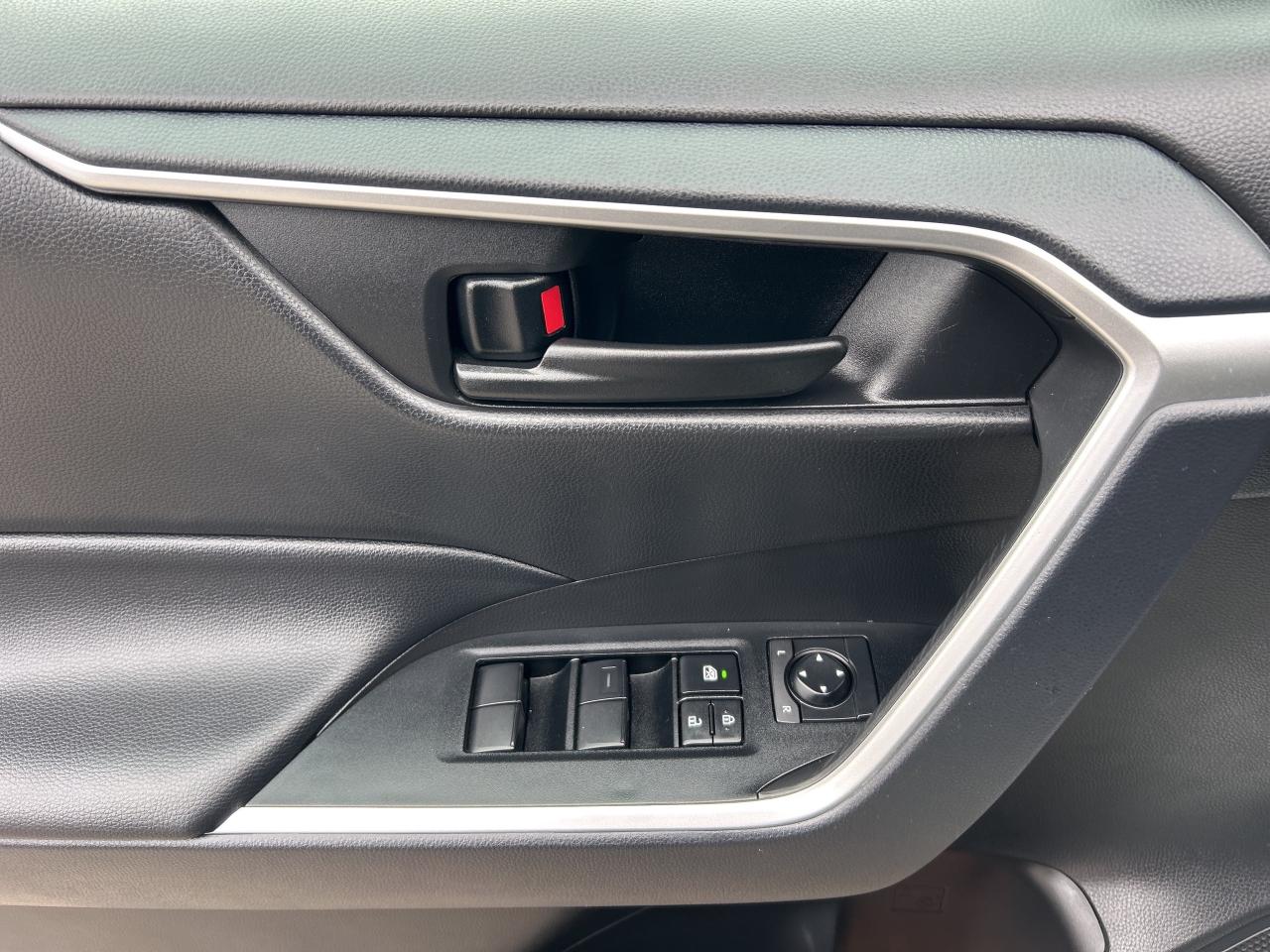 2025 Toyota RAV4 Hybrid LE AWD   CLEAN CARFAX   ONE OWNER Photo