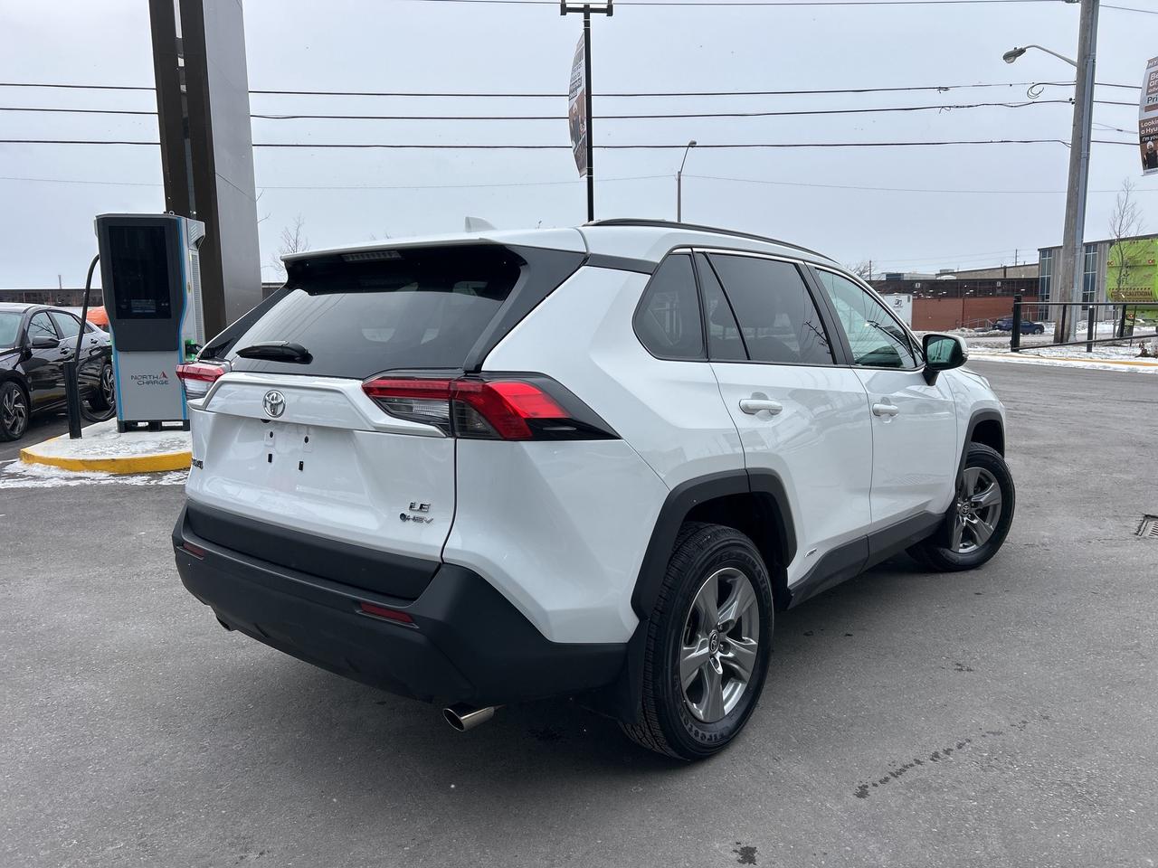 2025 Toyota RAV4 Hybrid LE AWD   CLEAN CARFAX   ONE OWNER Photo4