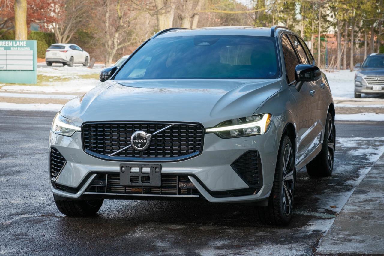 2024 Volvo XC60 Recharge T8 Ultimate Dark AWD Plug In Hybrid Photo2