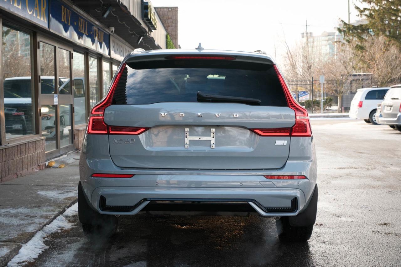 2024 Volvo XC60 Recharge T8 Ultimate Dark AWD Plug In Hybrid Photo4
