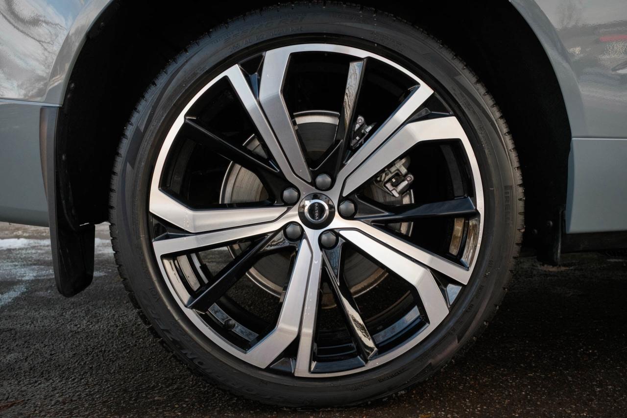 2024 Volvo XC60 Recharge T8 Ultimate Dark AWD Plug In Hybrid Photo