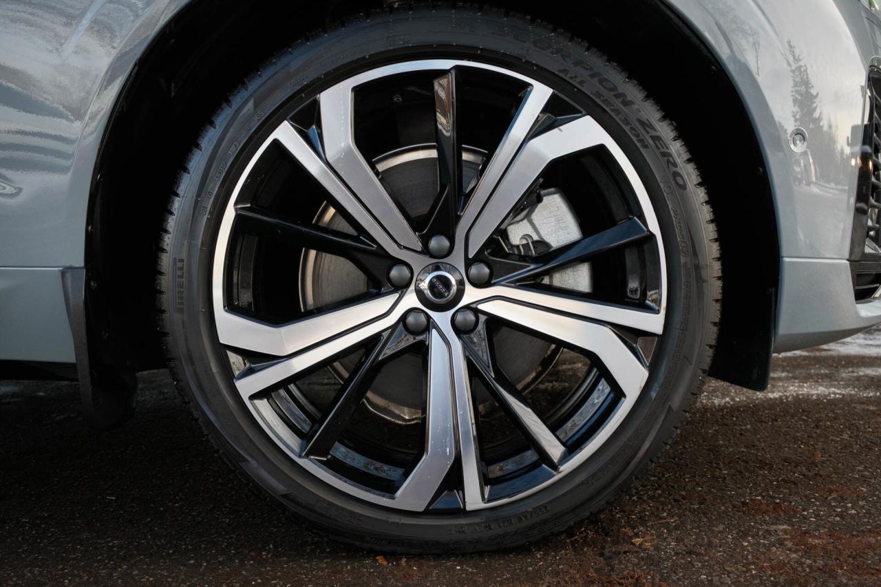 2024 Volvo XC60 Recharge T8 Ultimate Dark AWD Plug In Hybrid Photo