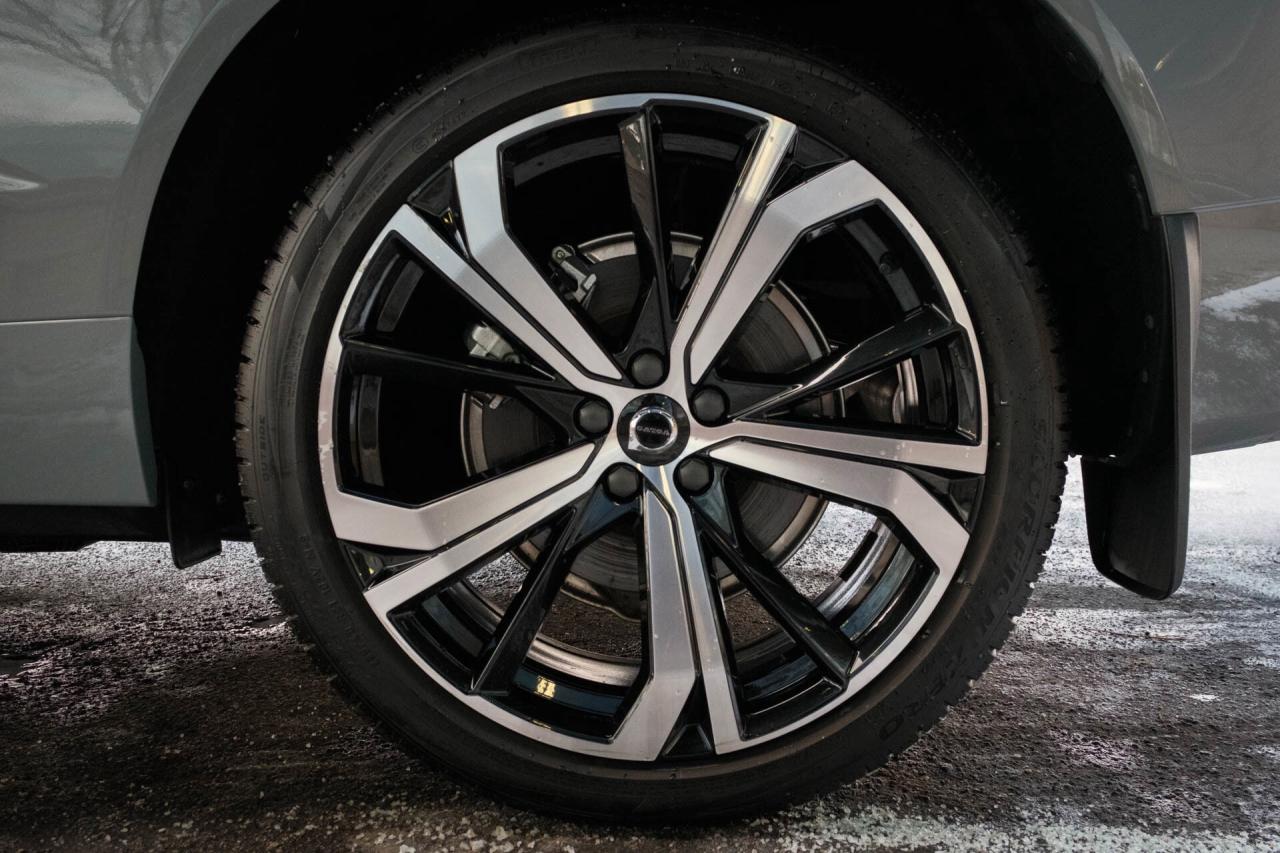 2024 Volvo XC60 Recharge T8 Ultimate Dark AWD Plug In Hybrid Photo