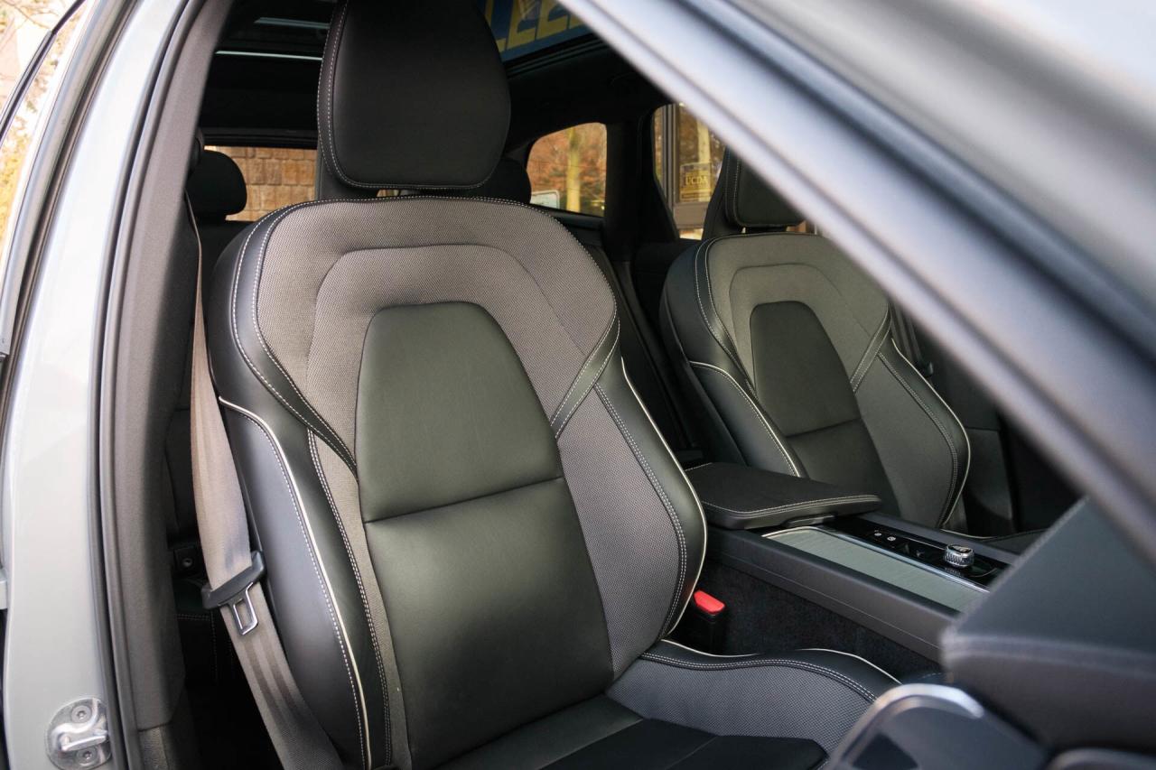 2024 Volvo XC60 Recharge T8 Ultimate Dark AWD Plug In Hybrid Photo