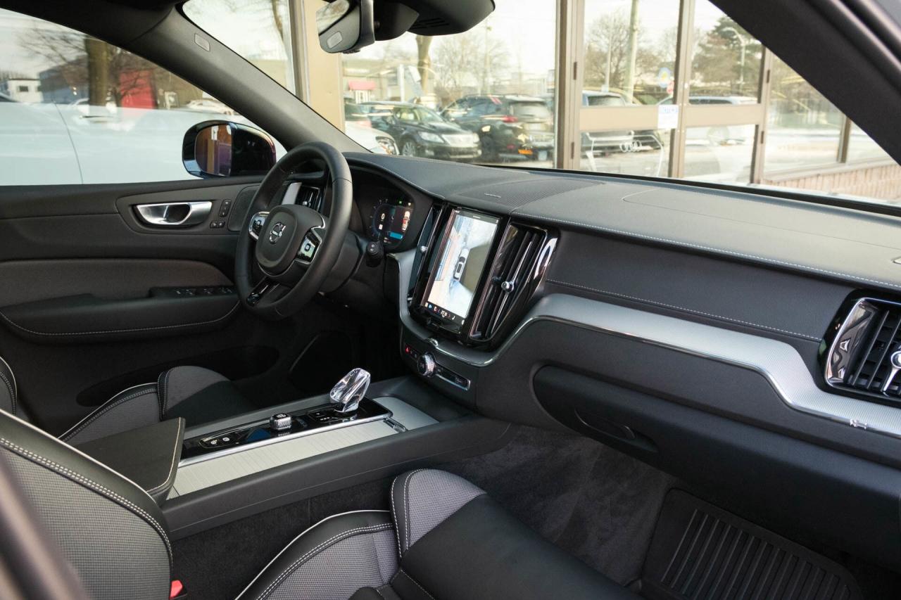 2024 Volvo XC60 Recharge T8 Ultimate Dark AWD Plug In Hybrid Photo