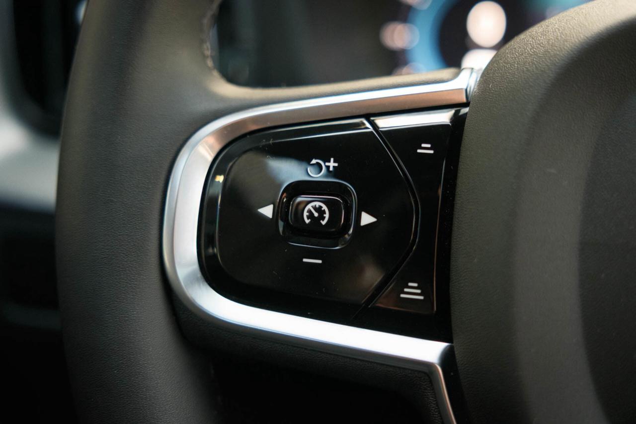 2024 Volvo XC60 Recharge T8 Ultimate Dark AWD Plug In Hybrid Photo