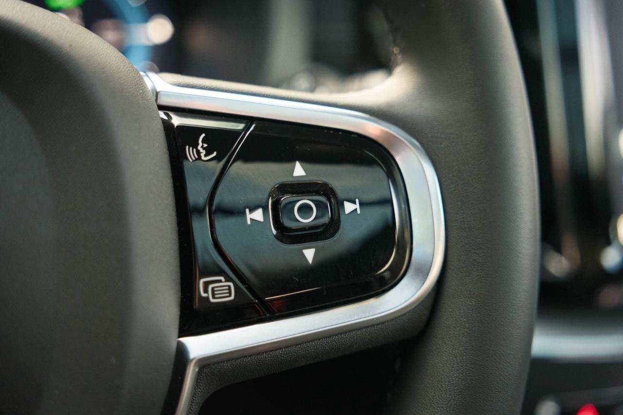 2024 Volvo XC60 Recharge T8 Ultimate Dark AWD Plug In Hybrid Photo