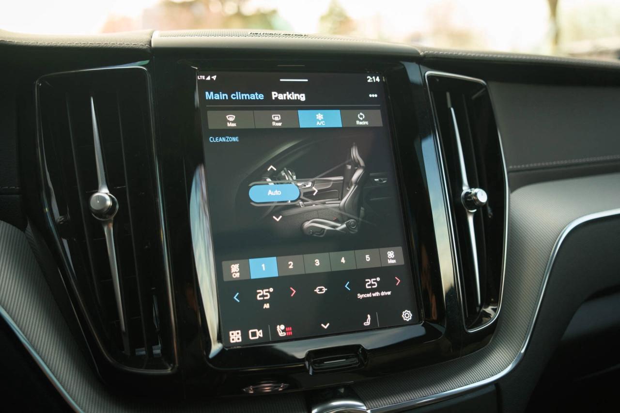 2024 Volvo XC60 Recharge T8 Ultimate Dark AWD Plug In Hybrid Photo