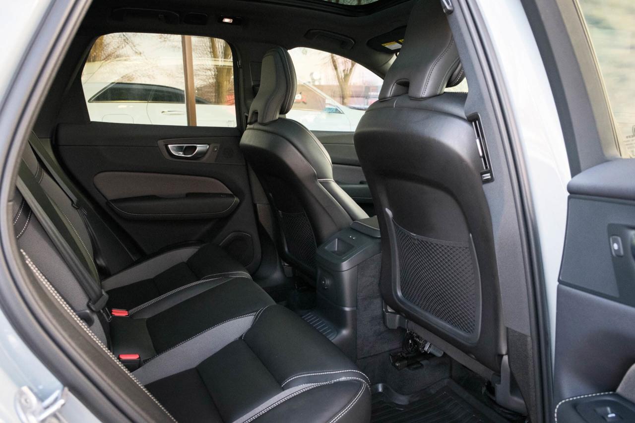 2024 Volvo XC60 Recharge T8 Ultimate Dark AWD Plug In Hybrid Photo