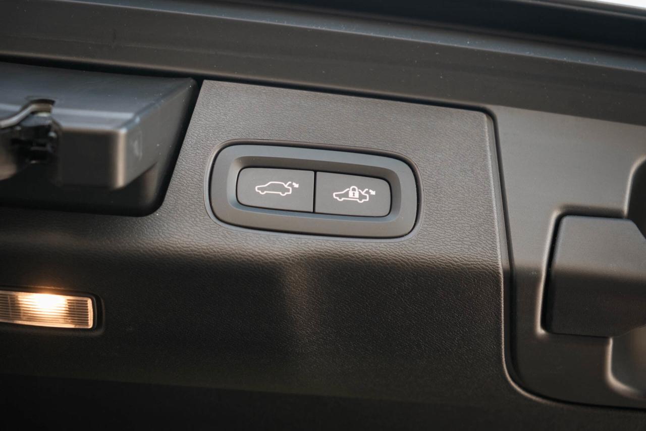 2024 Volvo XC60 Recharge T8 Ultimate Dark AWD Plug In Hybrid Photo