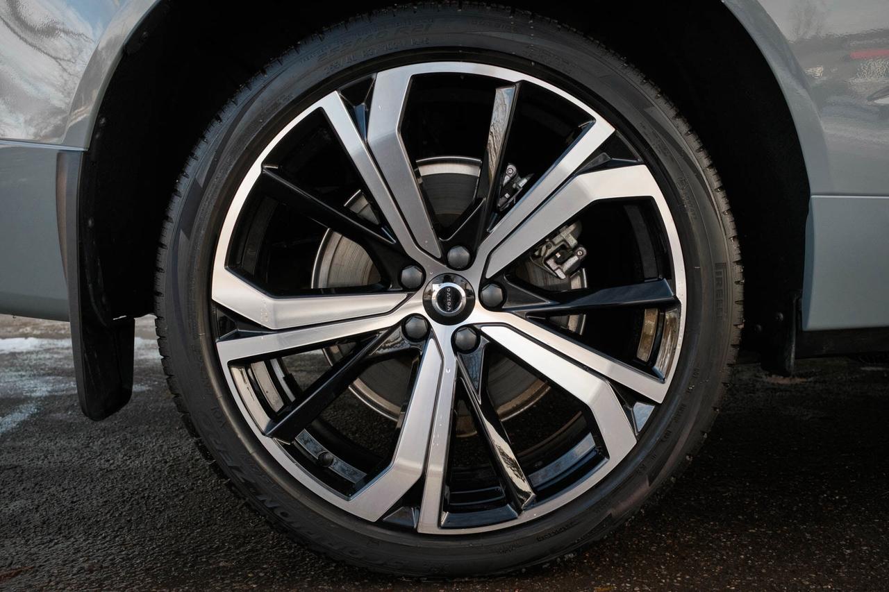 2024 Volvo XC60 Recharge T8 Ultimate Dark AWD Plug In Hybrid Photo