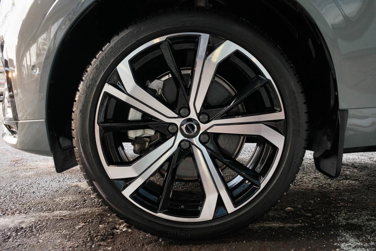 2024 Volvo XC60 Recharge T8 Ultimate Dark AWD Plug In Hybrid Photo