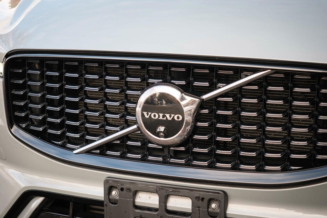 2024 Volvo XC60 Recharge T8 Ultimate Dark AWD Plug In Hybrid Photo