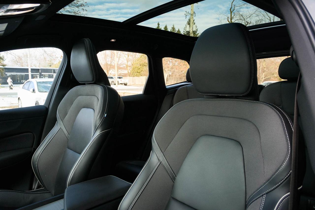 2024 Volvo XC60 Recharge T8 Ultimate Dark AWD Plug In Hybrid Photo