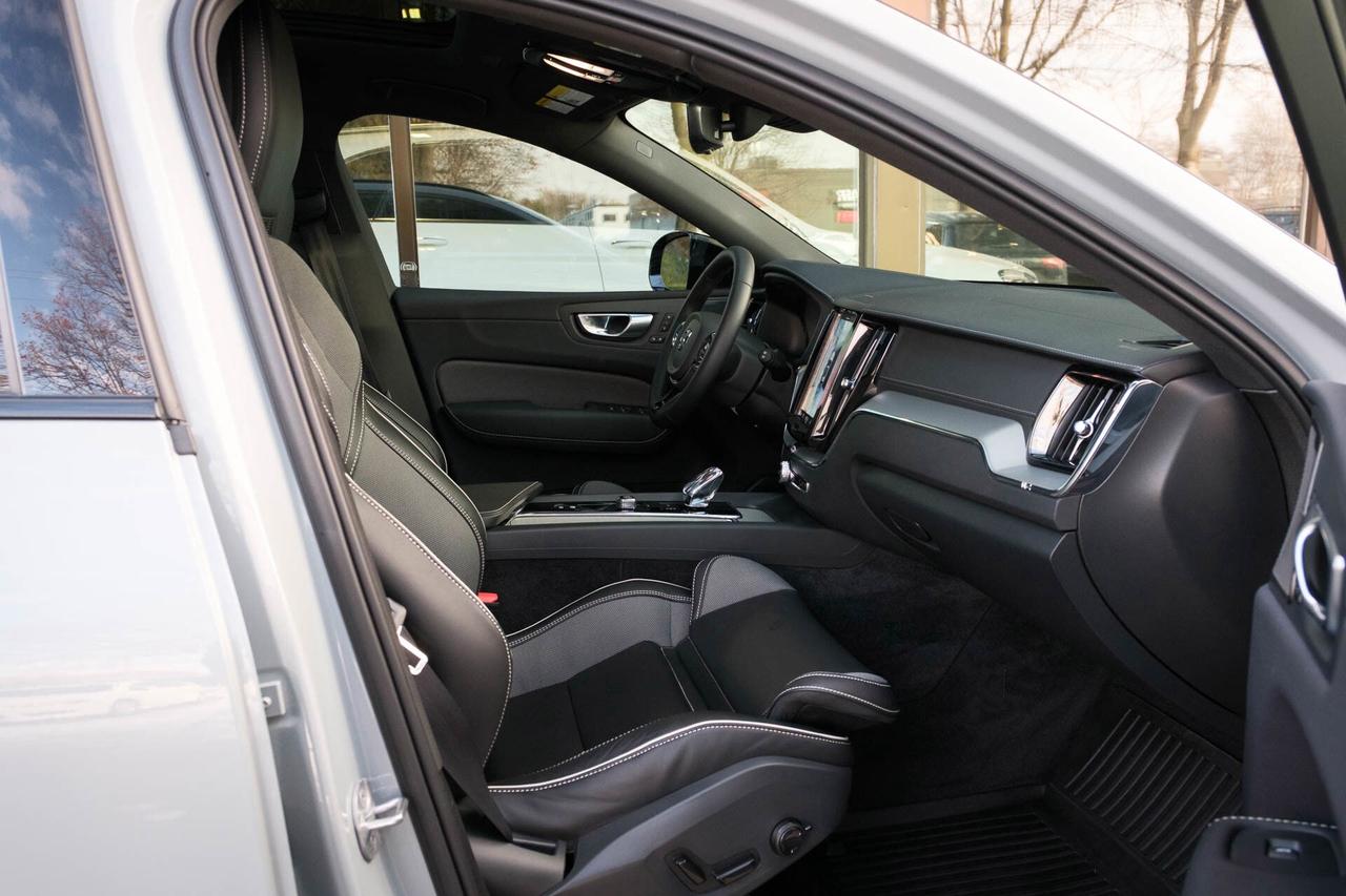 2024 Volvo XC60 Recharge T8 Ultimate Dark AWD Plug In Hybrid Photo