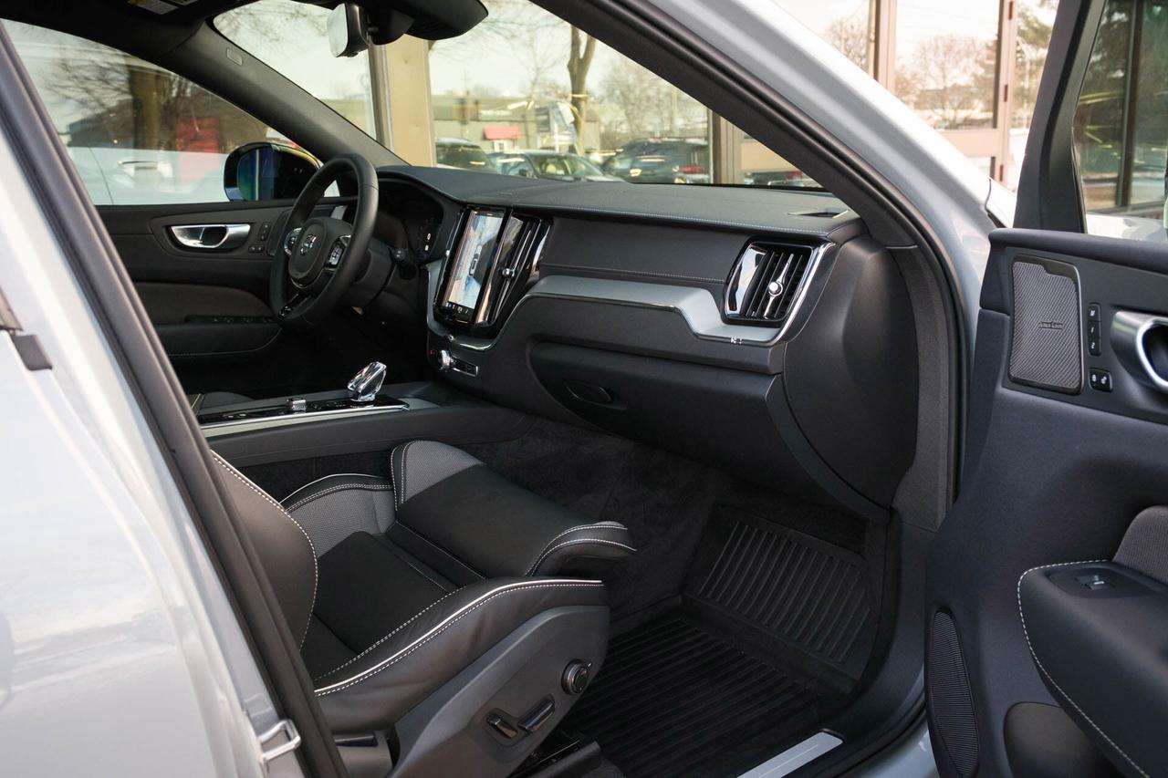 2024 Volvo XC60 Recharge T8 Ultimate Dark AWD Plug In Hybrid Photo