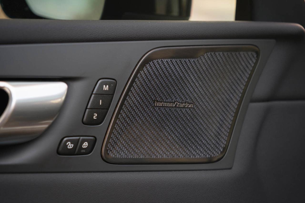 2024 Volvo XC60 Recharge T8 Ultimate Dark AWD Plug In Hybrid Photo